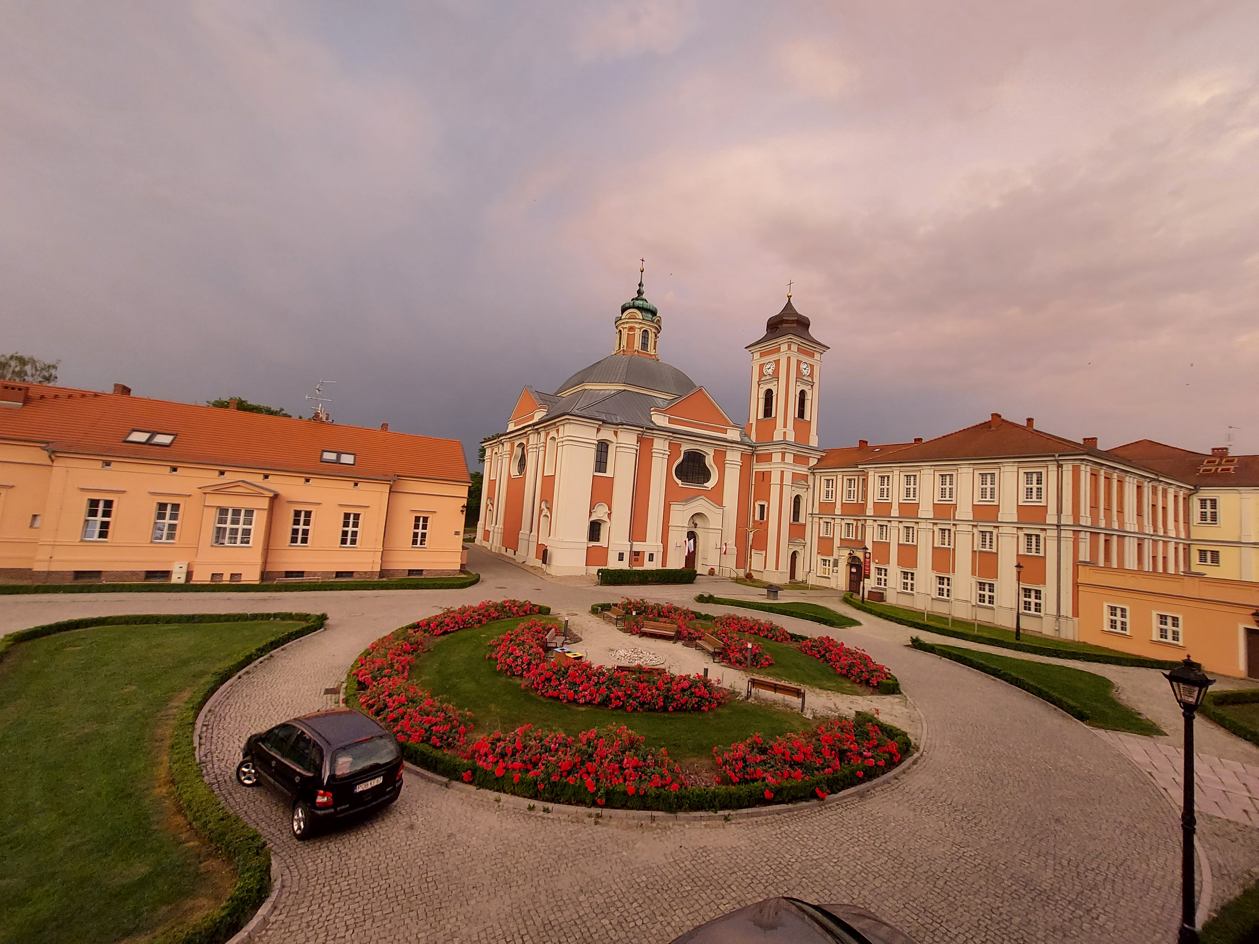 Jasny, frontowy widok Ośrodka dla Dzieci Niewidomych w Owińskach